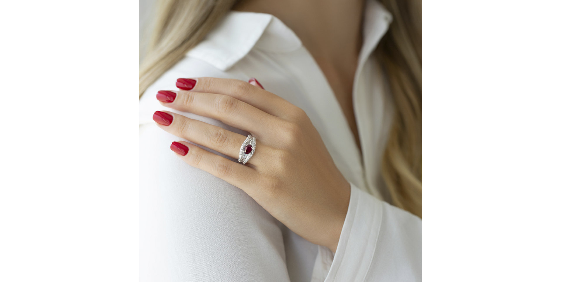 Prsten se smaragdem a diamanty Magnolia