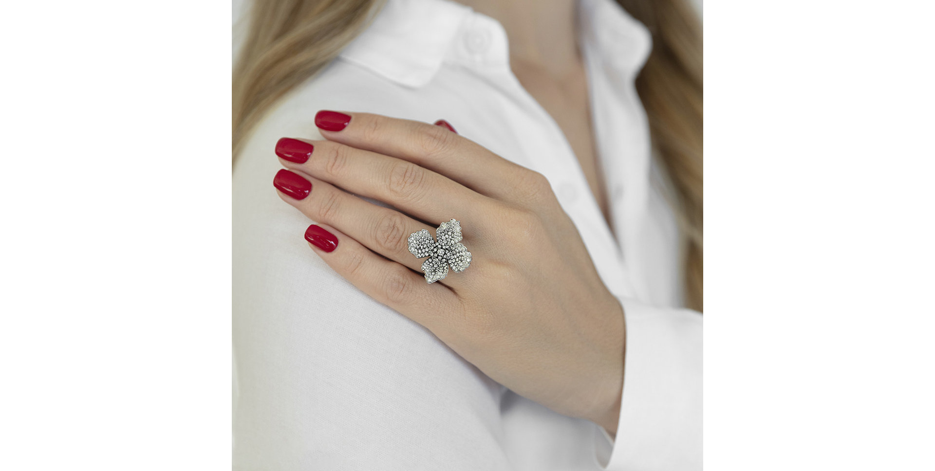 Prsten s černými a bílými diamanty Mystery Flower