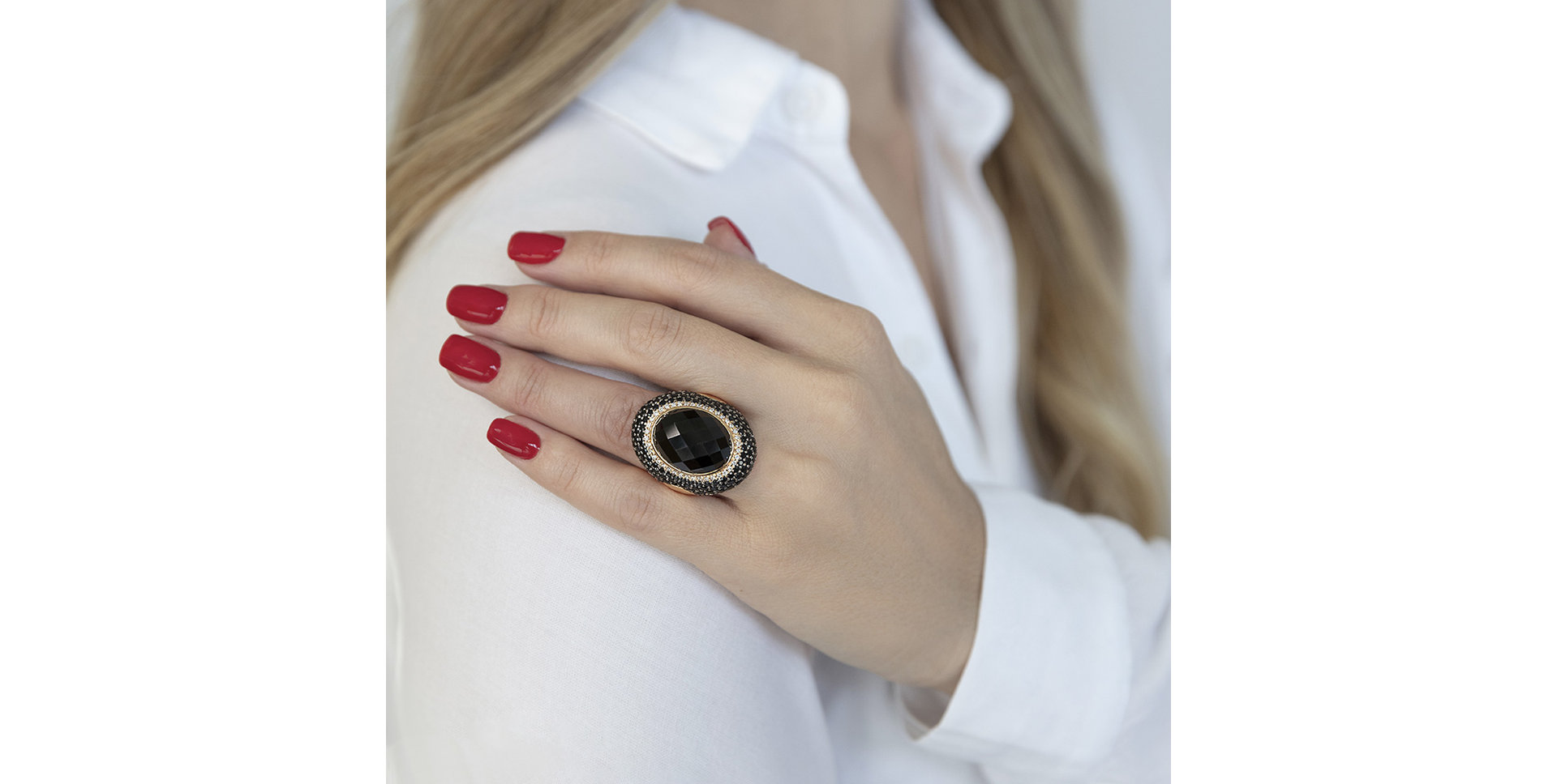 Prsten s granátem, diamanty a safíry Carnation Café