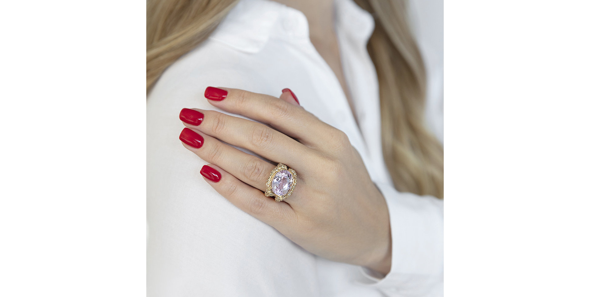 Prsten s bílými a hnedými diamanty Metal Flower