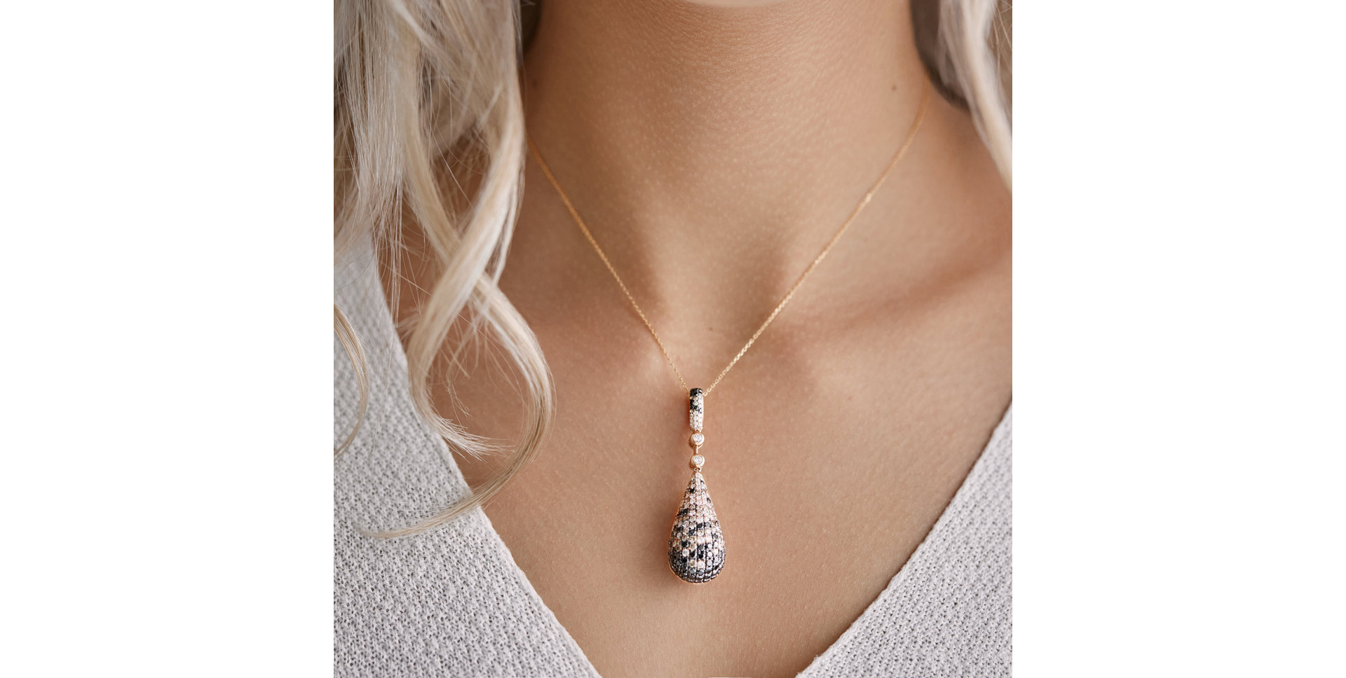 Přívěs s černými a bílými diamanty a hnědými Autumn Tear