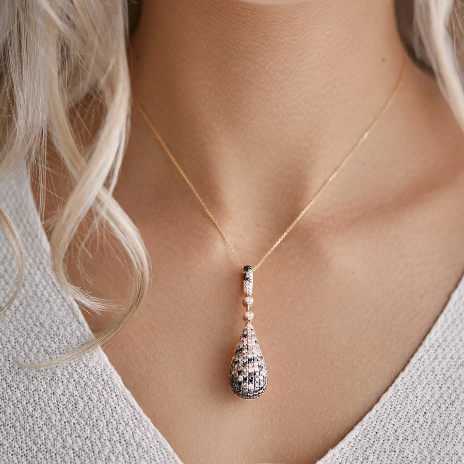 Přívěs s černými a bílými diamanty a hnědými Autumn Tear