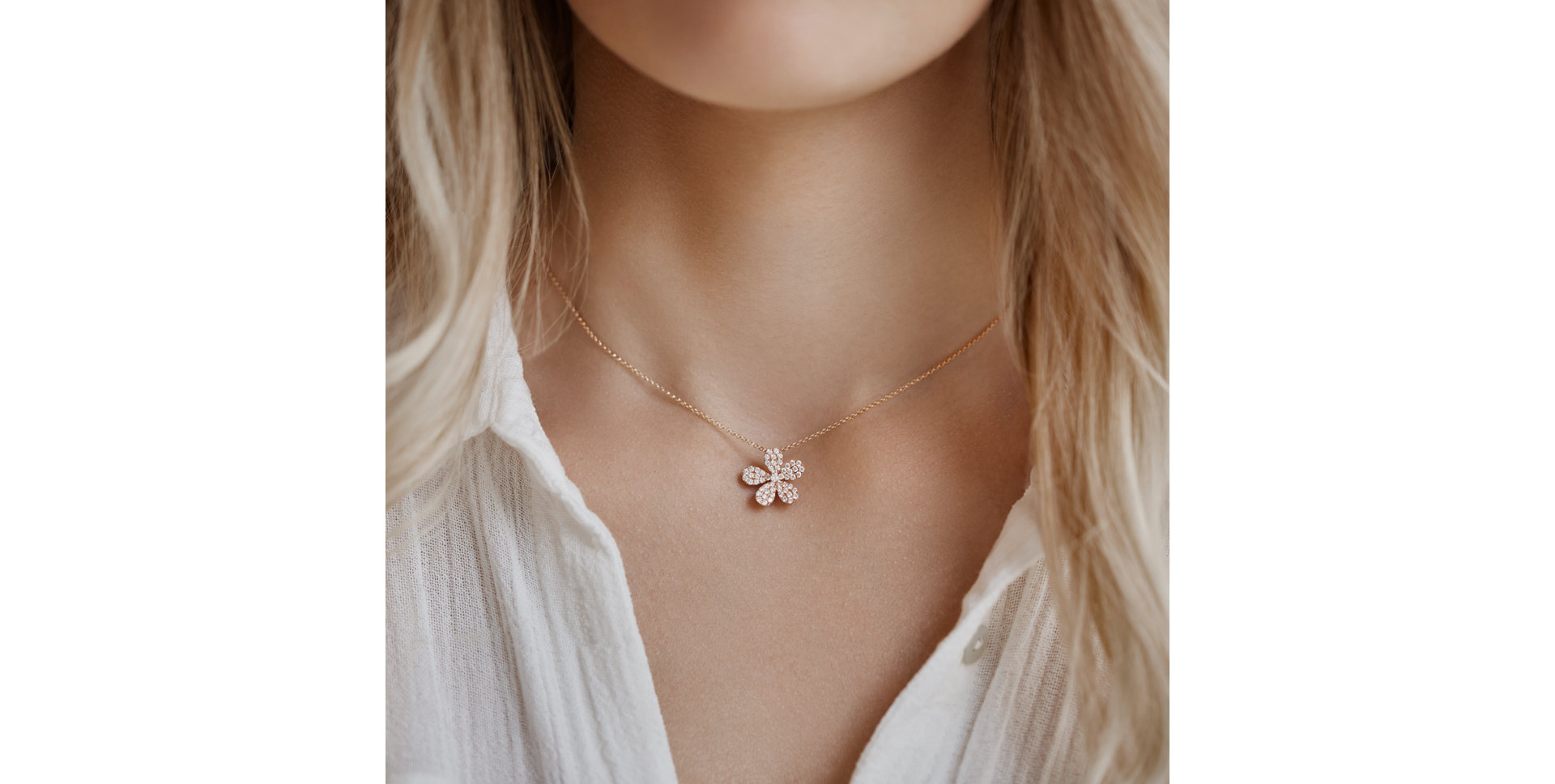 Přívěs s černými a bílými diamanty Sunshine Daisy