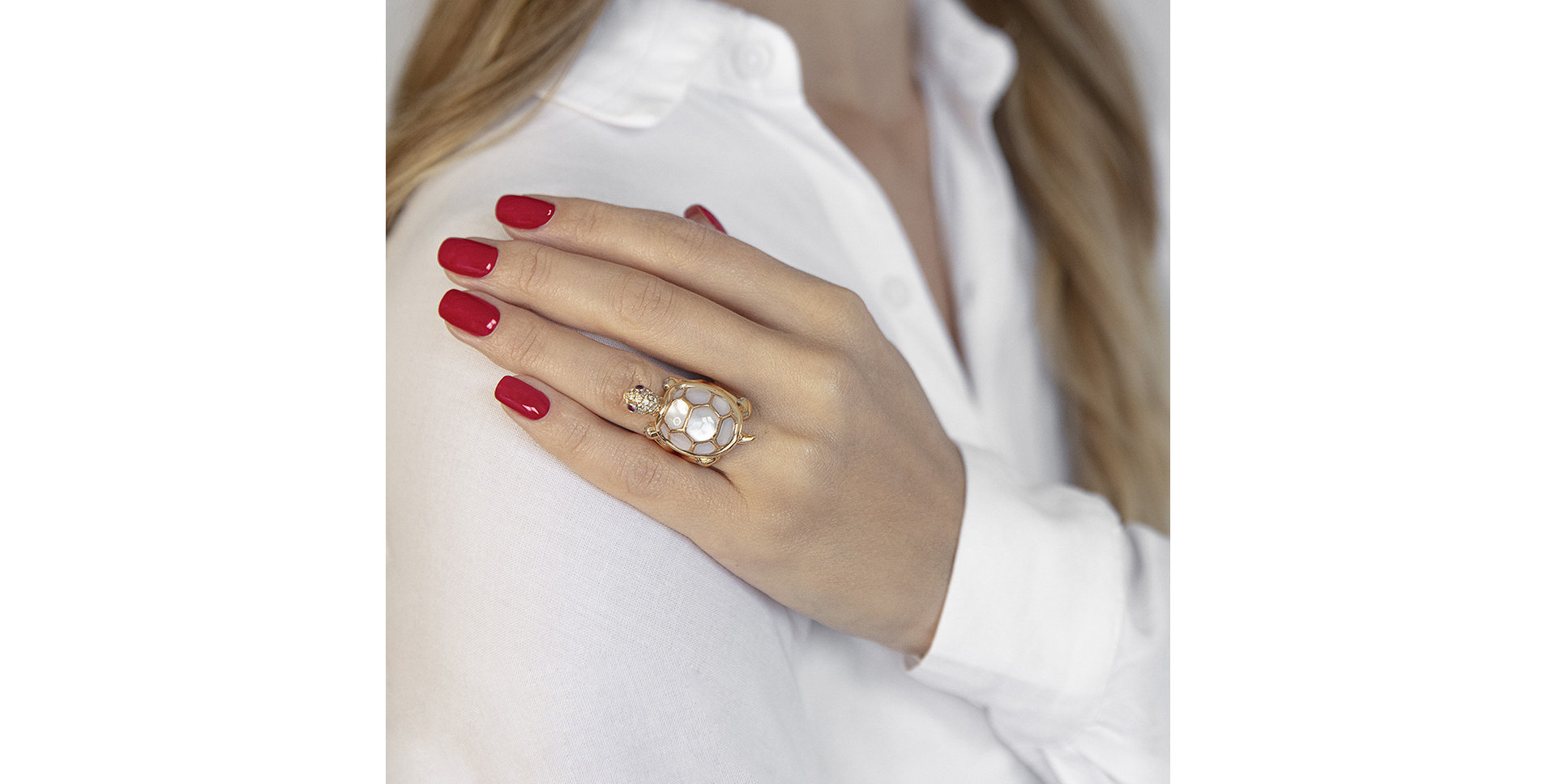 Prsten s hnědými diamanty, rubíny a perletí Graceful Turtle