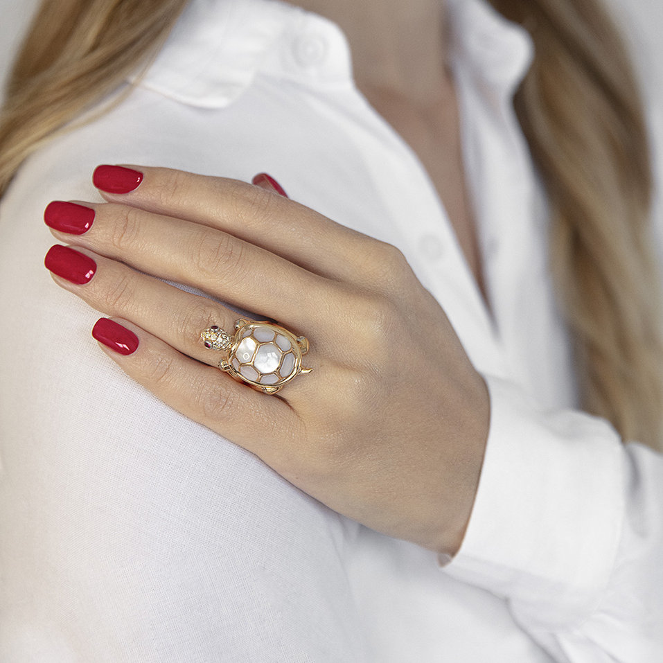 Prsten s hnědými diamanty, rubíny a perletí Graceful Turtle