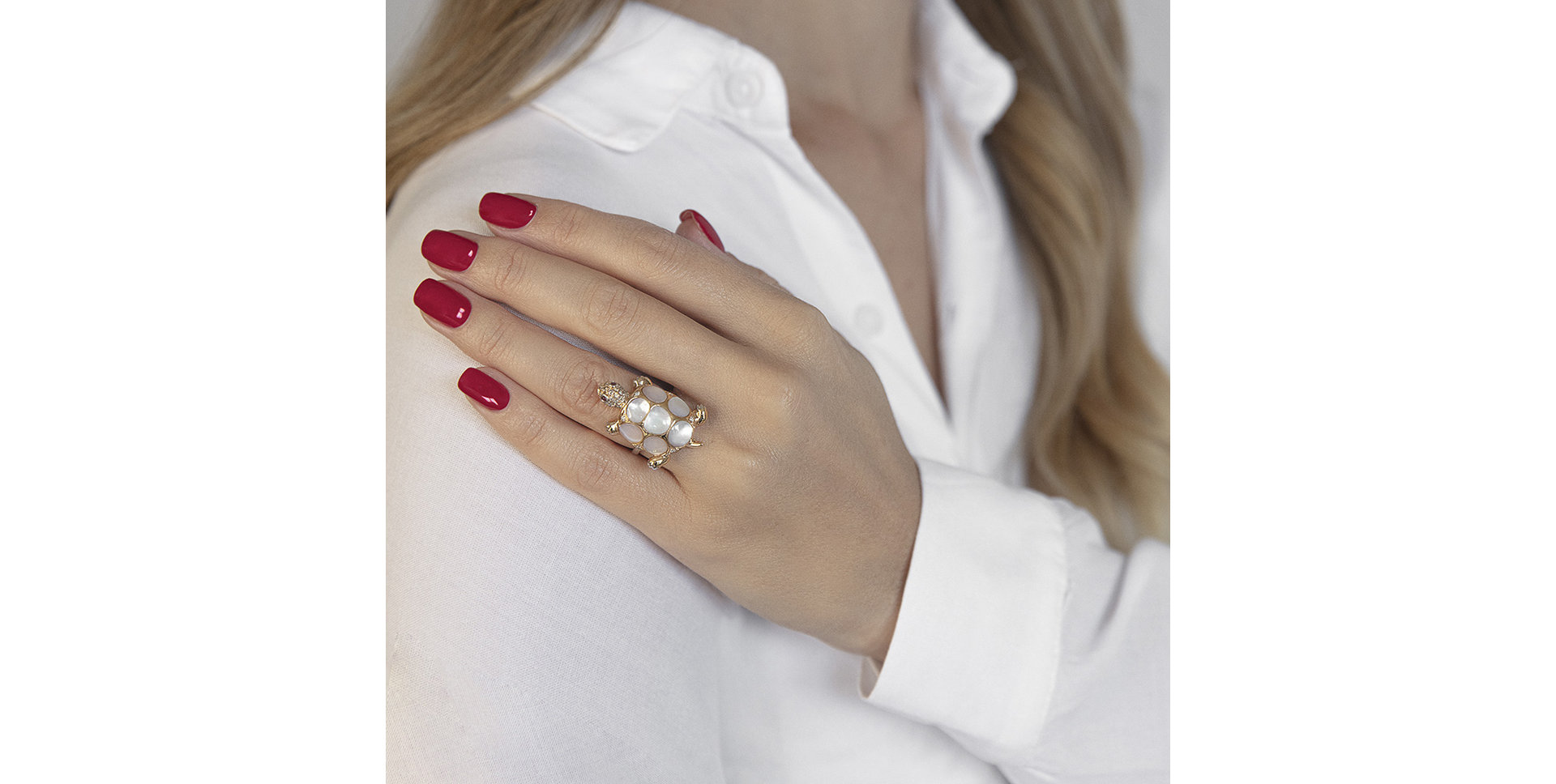 Prsten s bílými a hnědými diamanty, rubíny a perletí Turtle Love