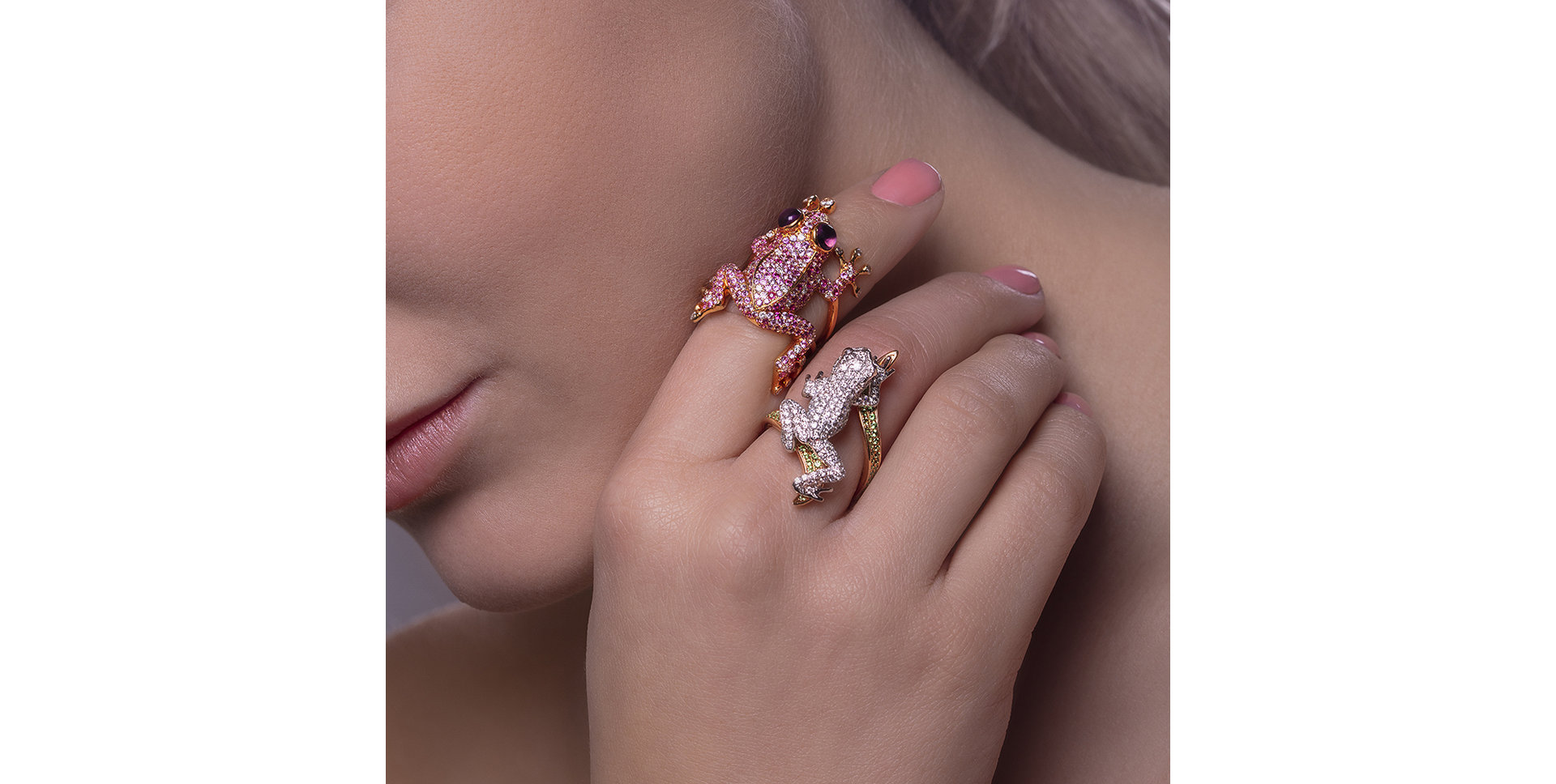 Prsten s bílými, hnědými, černými diamanty a granátem Luxury Frog