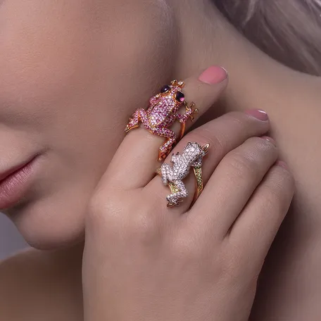 Prsten s bílými, hnědými, černými diamanty a granátem Luxury Frog