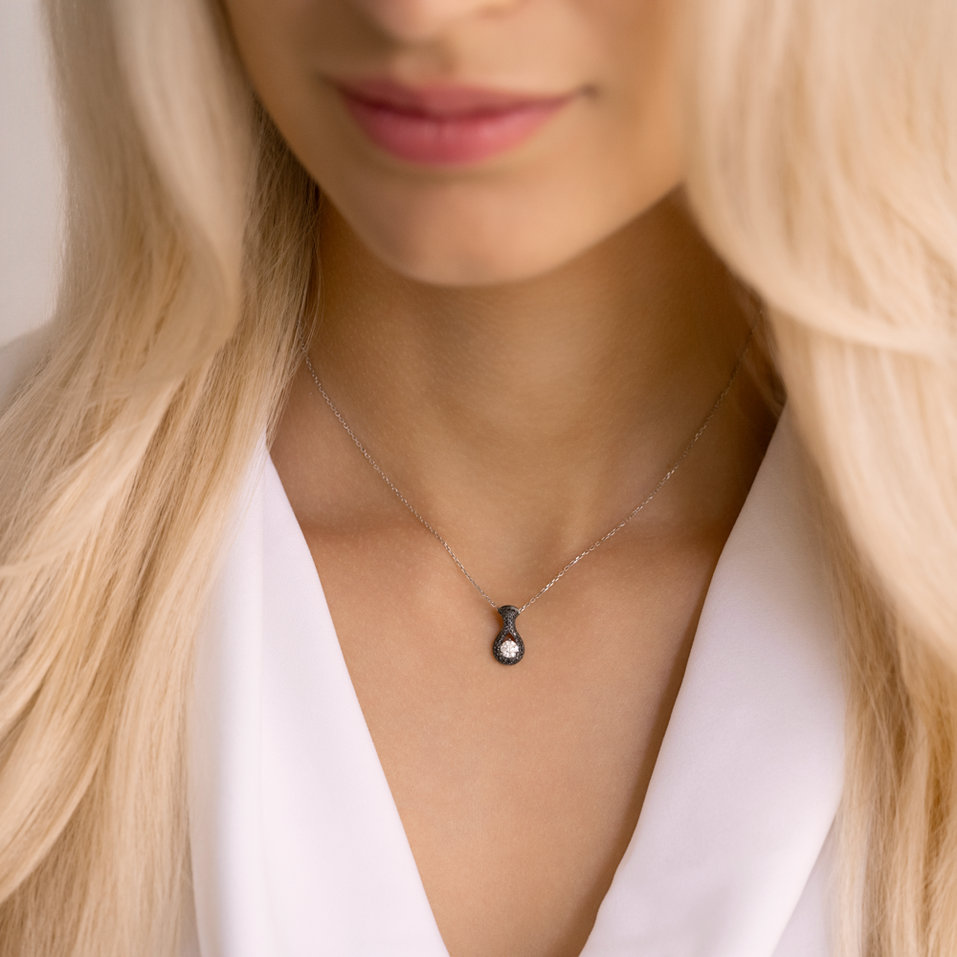 Přívěs s černými a bílými diamanty Glittering Drop