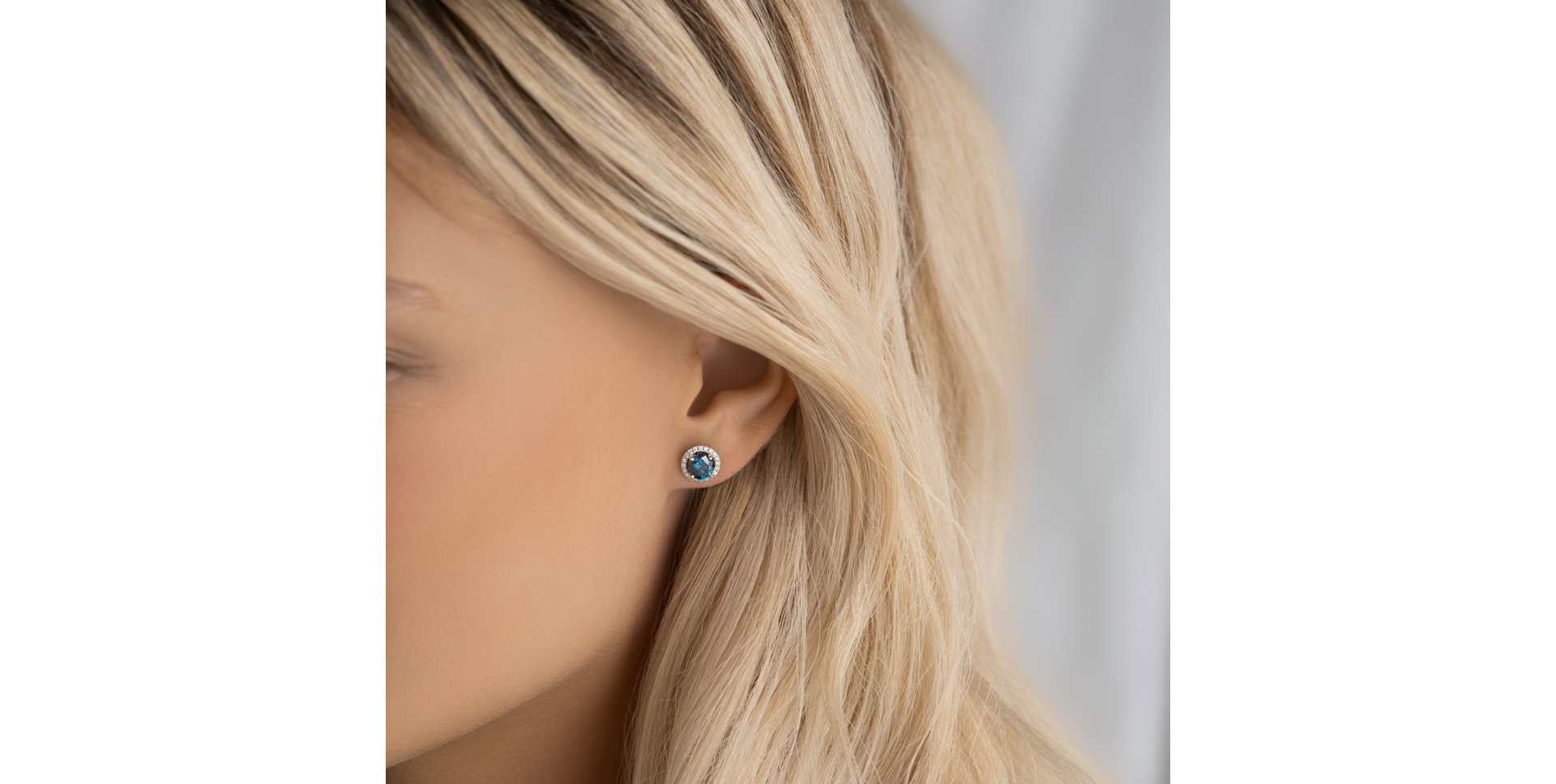 Náušnice s modrým diamantem a bílými diamanty Blue Lagoon