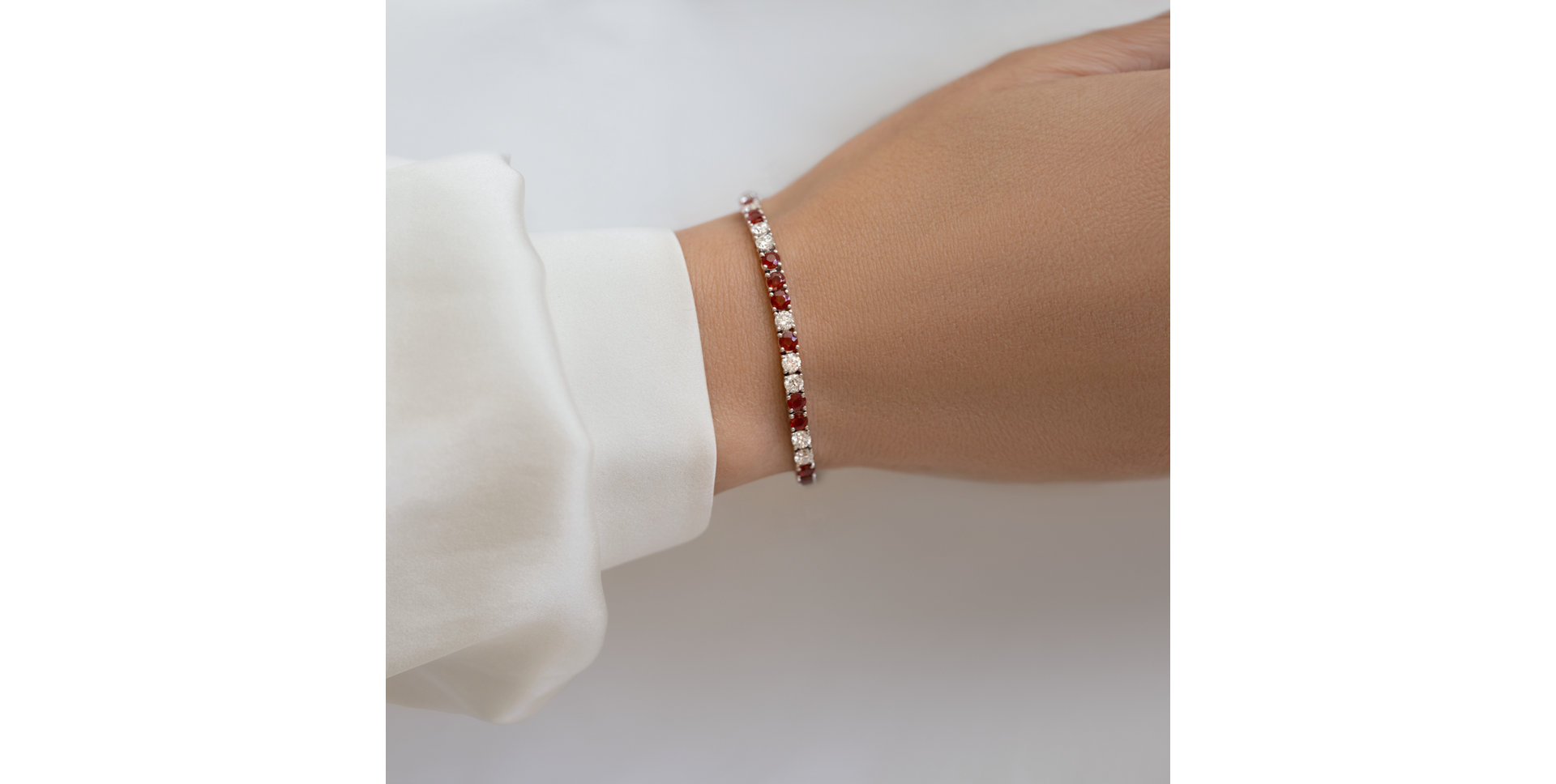 Náramek s diamanty a rubíny Aurorra