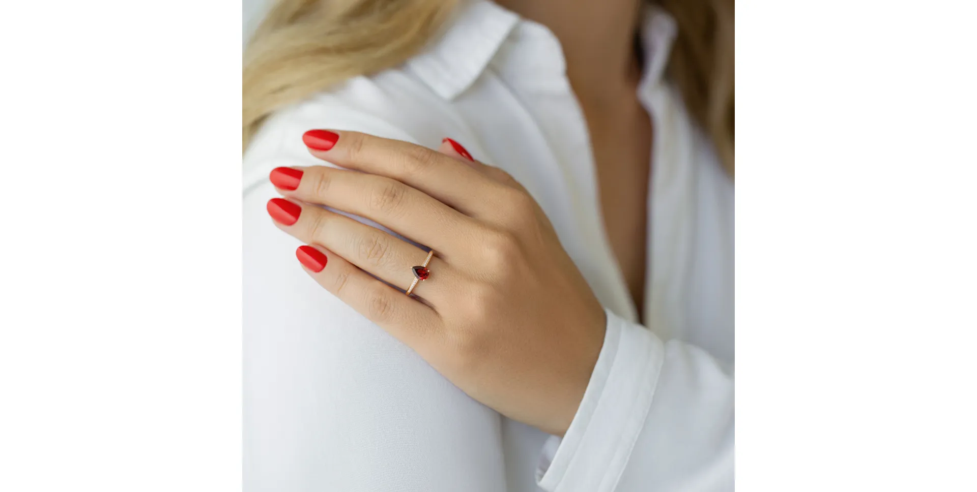 Prsten s granátem a diamanty Tearfall