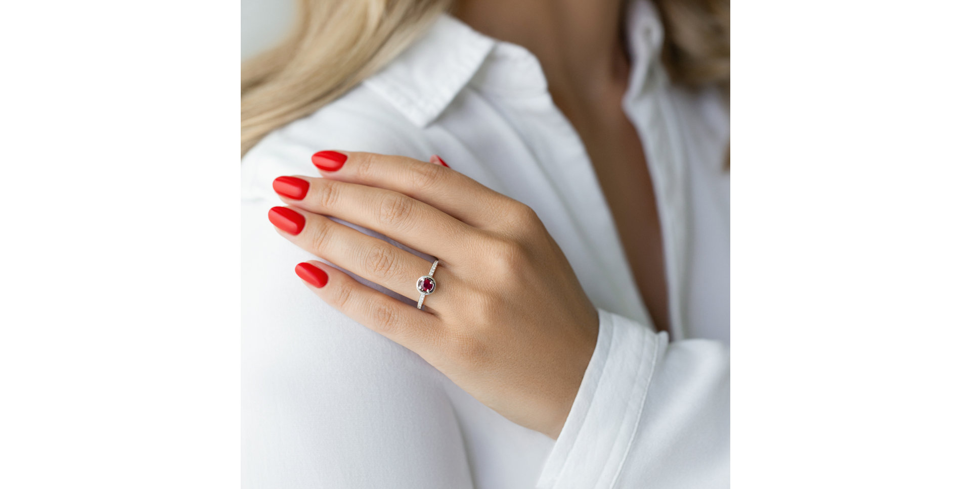 Prsten s diamanty a rubínem Reveca