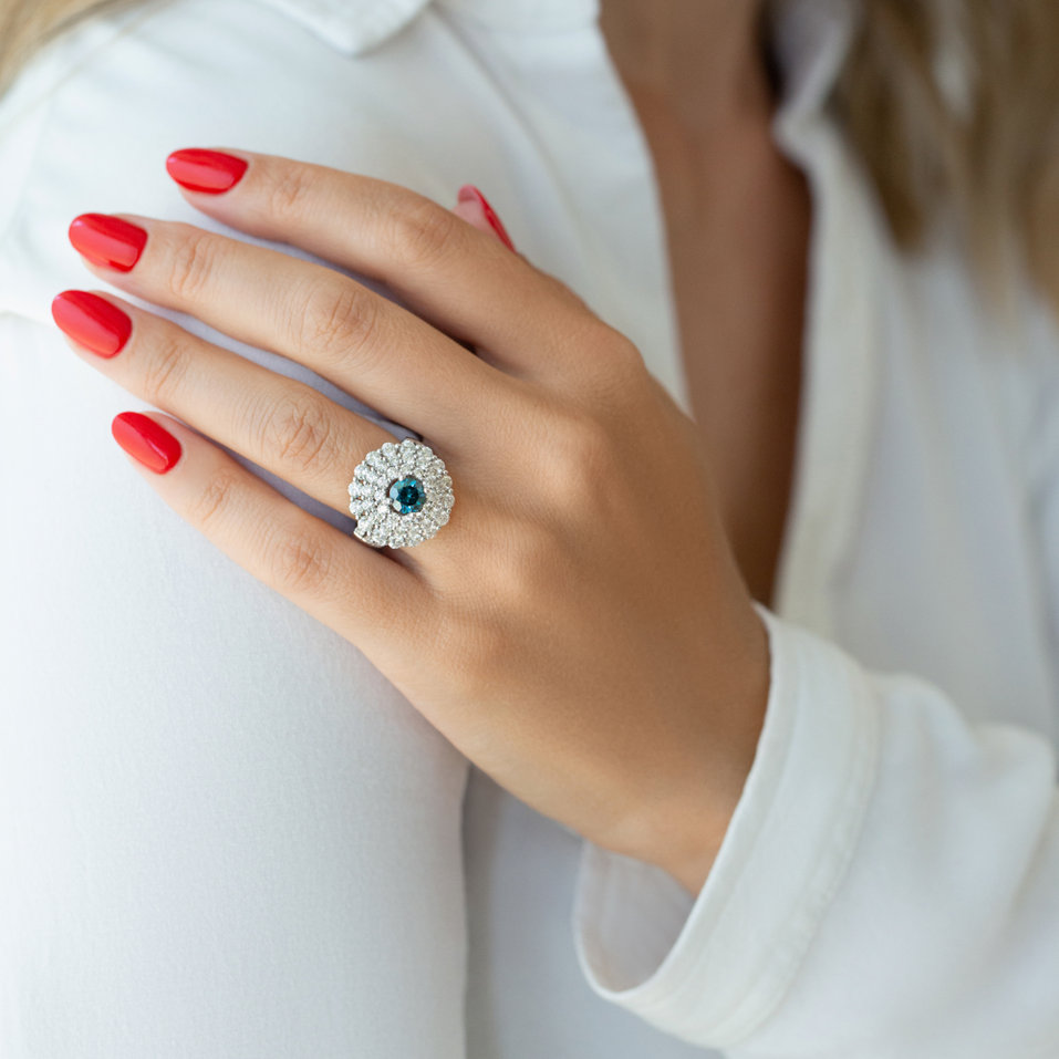 Prsten s modrým diamantem a bílými diamanty Winter Tale