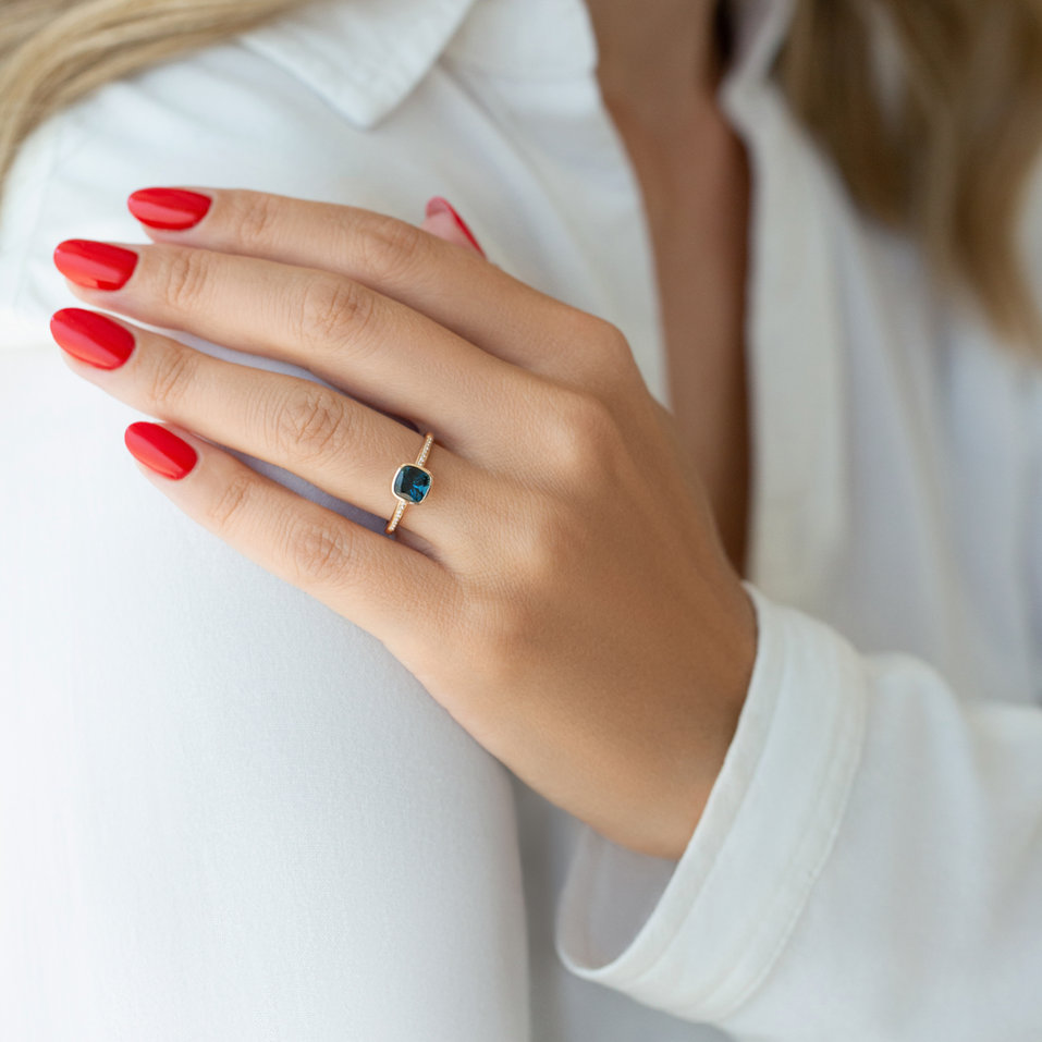 Prsten s diamanty a topazem Carelia