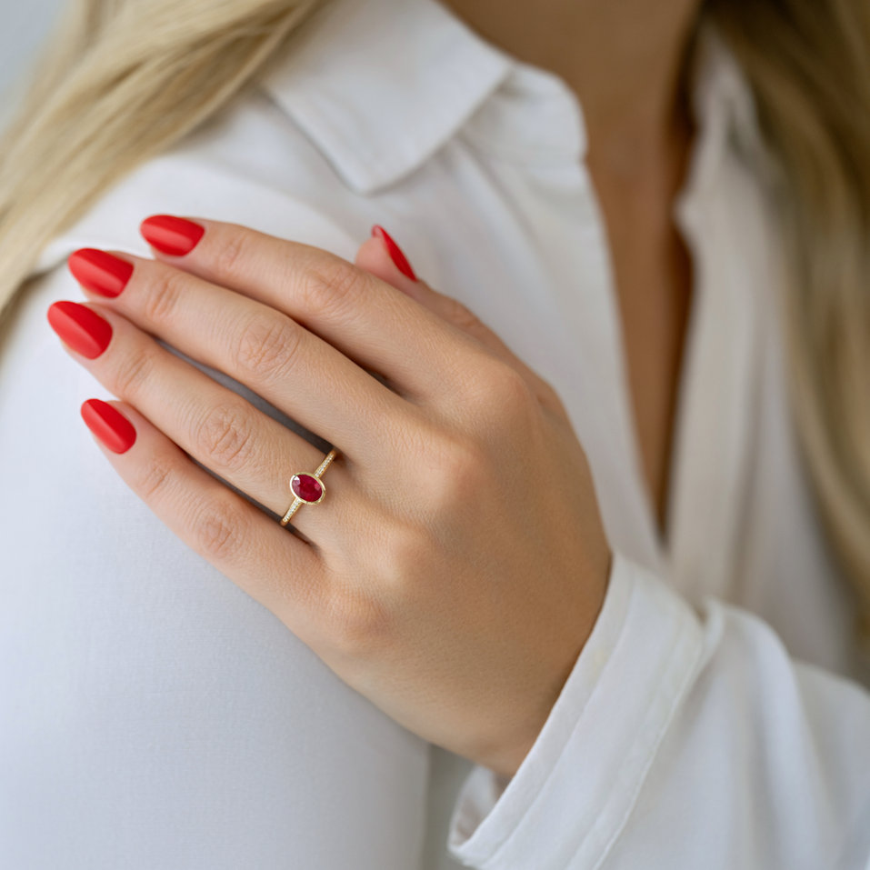 Prsten s diamanty a rubínem Elliptical perfection