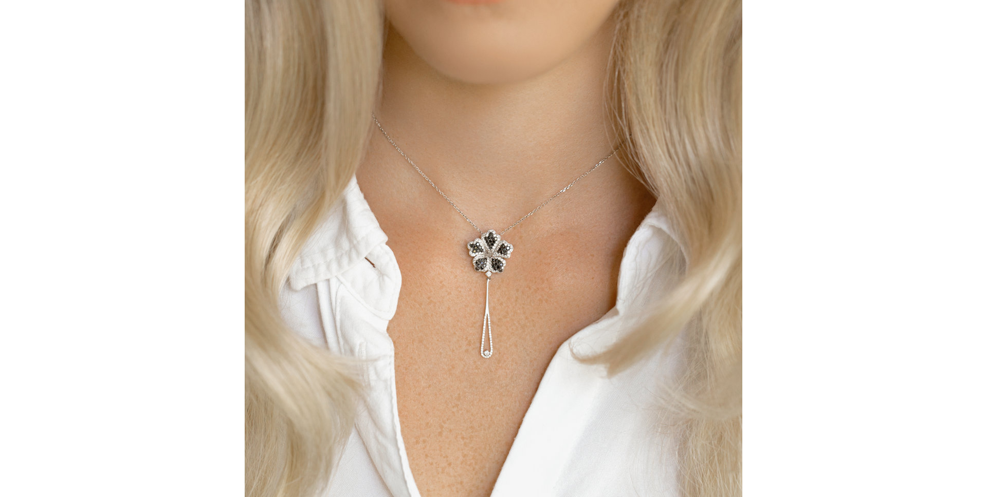 Přívěs s černými a bílými diamanty Magic Lotus