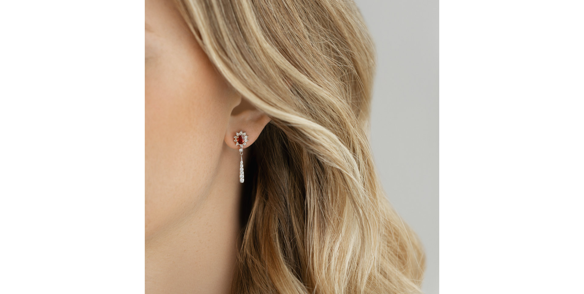 Náušnice s rubínem a diamanty Comet