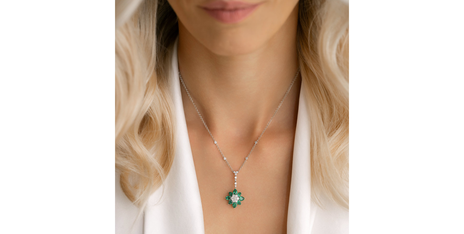 Náhrdelník s diamanty a smaragdy Ideal Charm