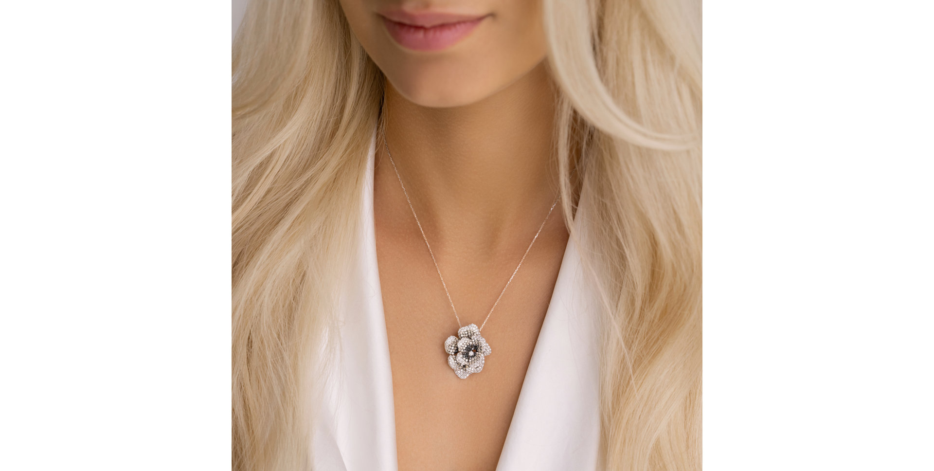 Přívěs s bílými, černými a hnědými diamanty Mystery Rose