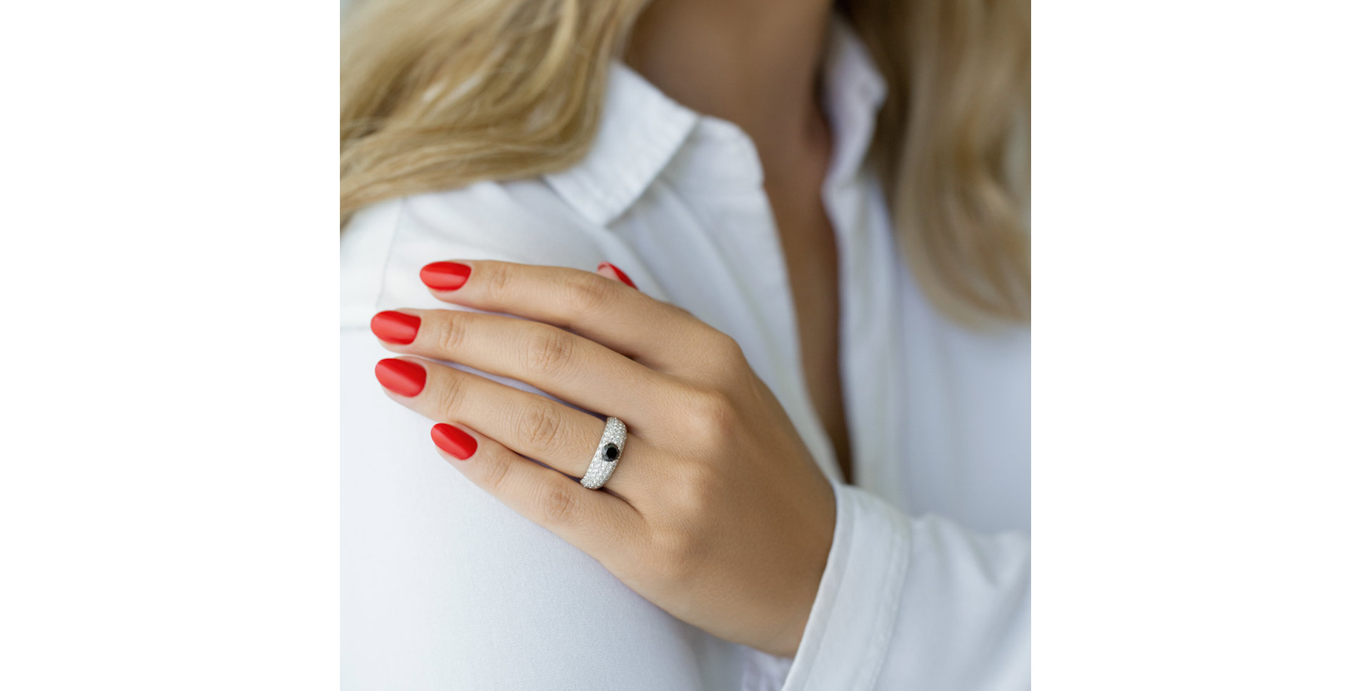 Prsten s bílými a černými diamanty Lourdes