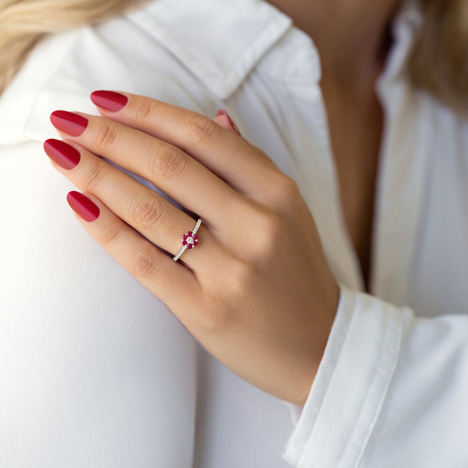 Prsten s diamanty a rubíny Graceful Delicacy