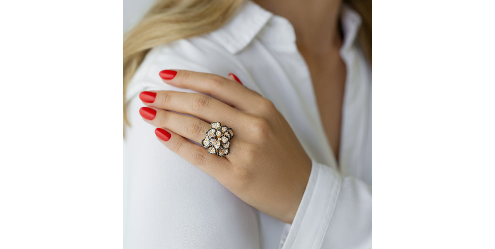 Prsten s černými a bílými diamanty Countess Magnolia