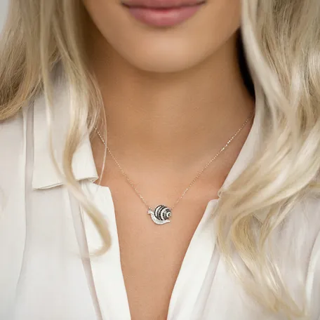 Náhrdelník s černými a bílými diamanty Fantasy Snail