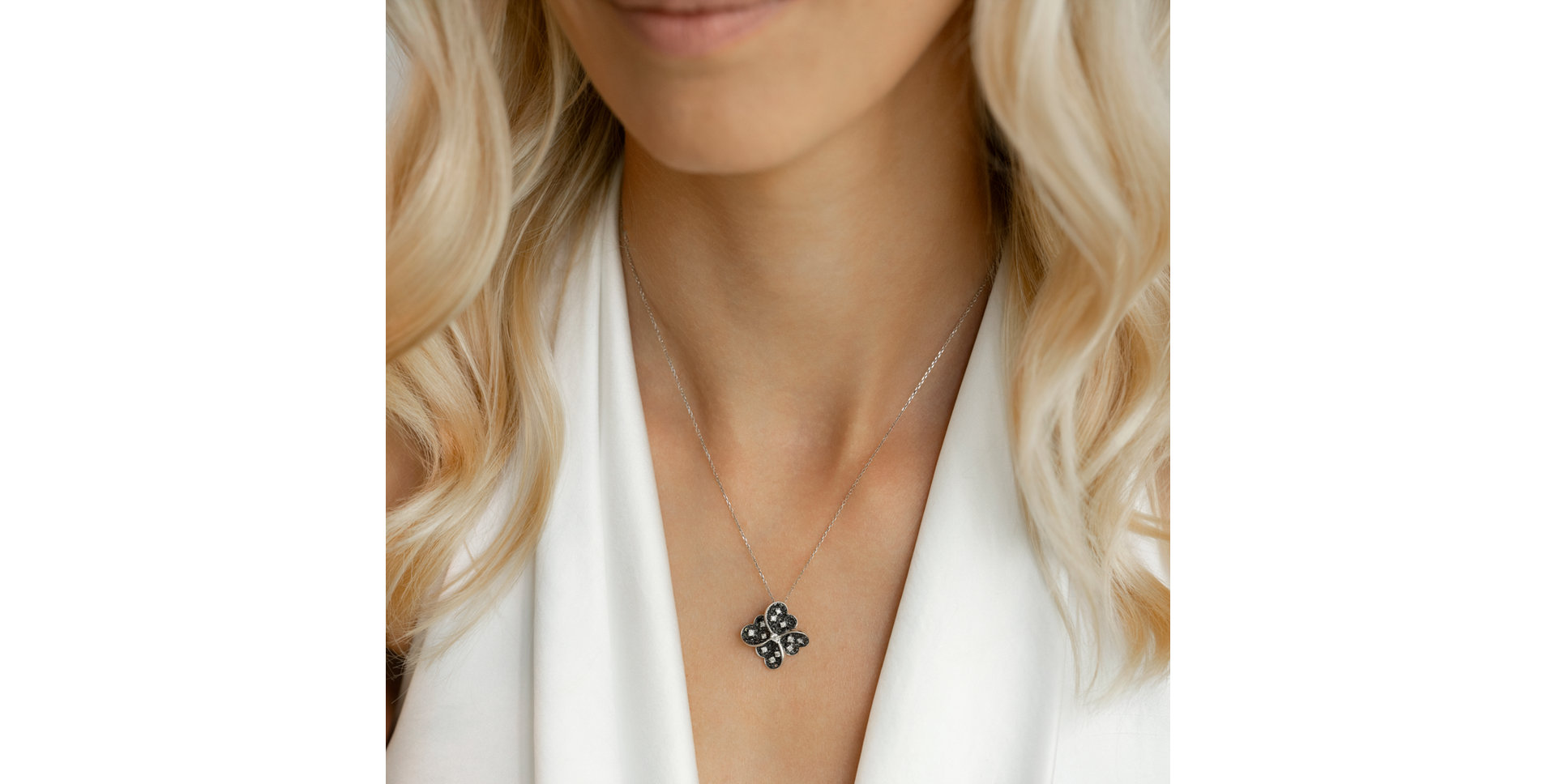 Přívěs s bílými a černými diamanty Dark Blossom