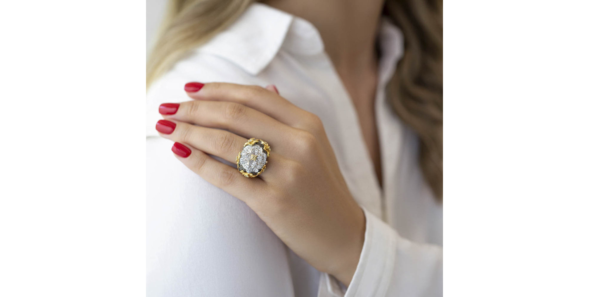 Prsten s bílými, hnědými a černými diamanty Night Magnolia