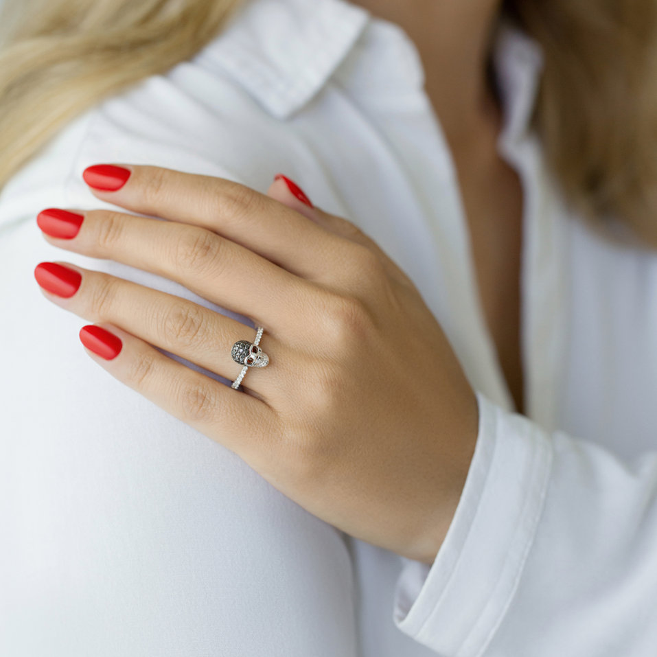 Prsten s bílými a černými diamanty Close Death