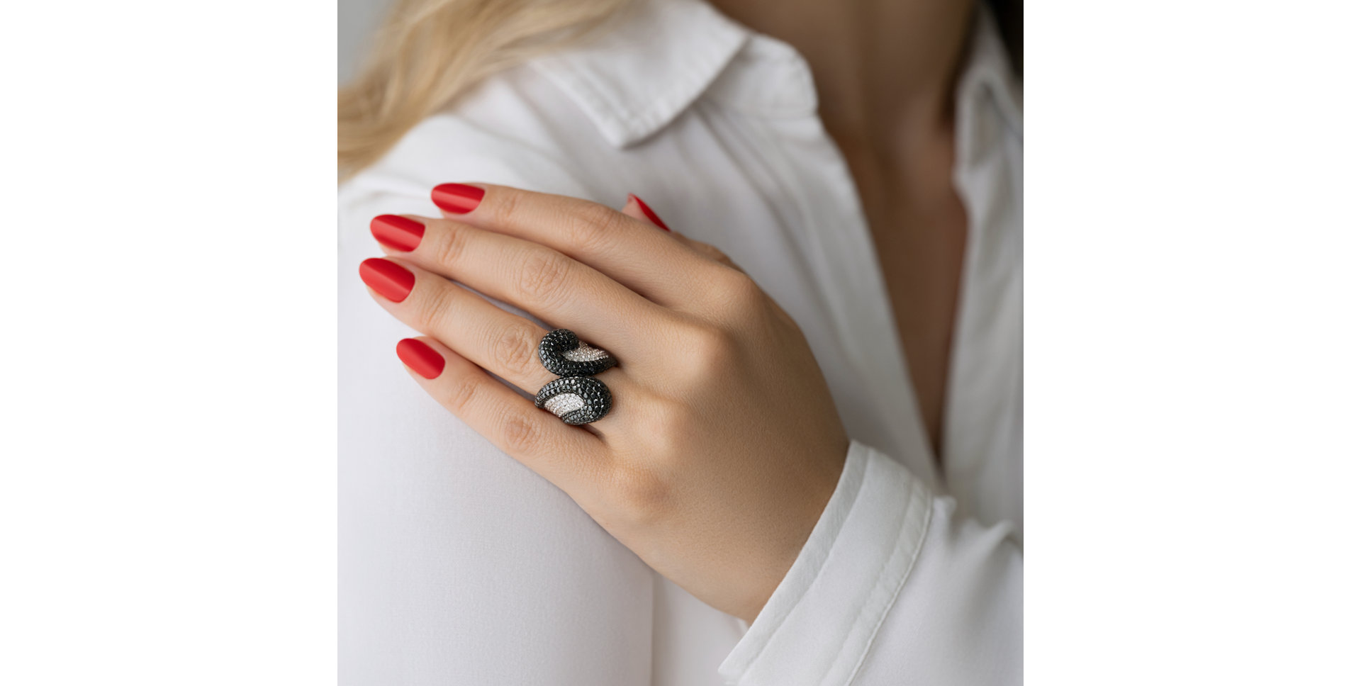 Prsten s černými a bílými diamanty Bambi