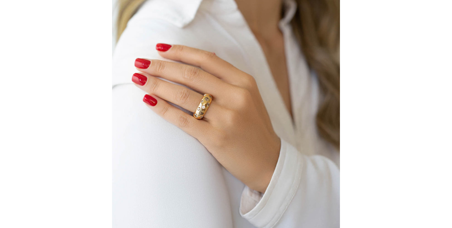 Prsten s bílými a hnědými diamanty Fergie