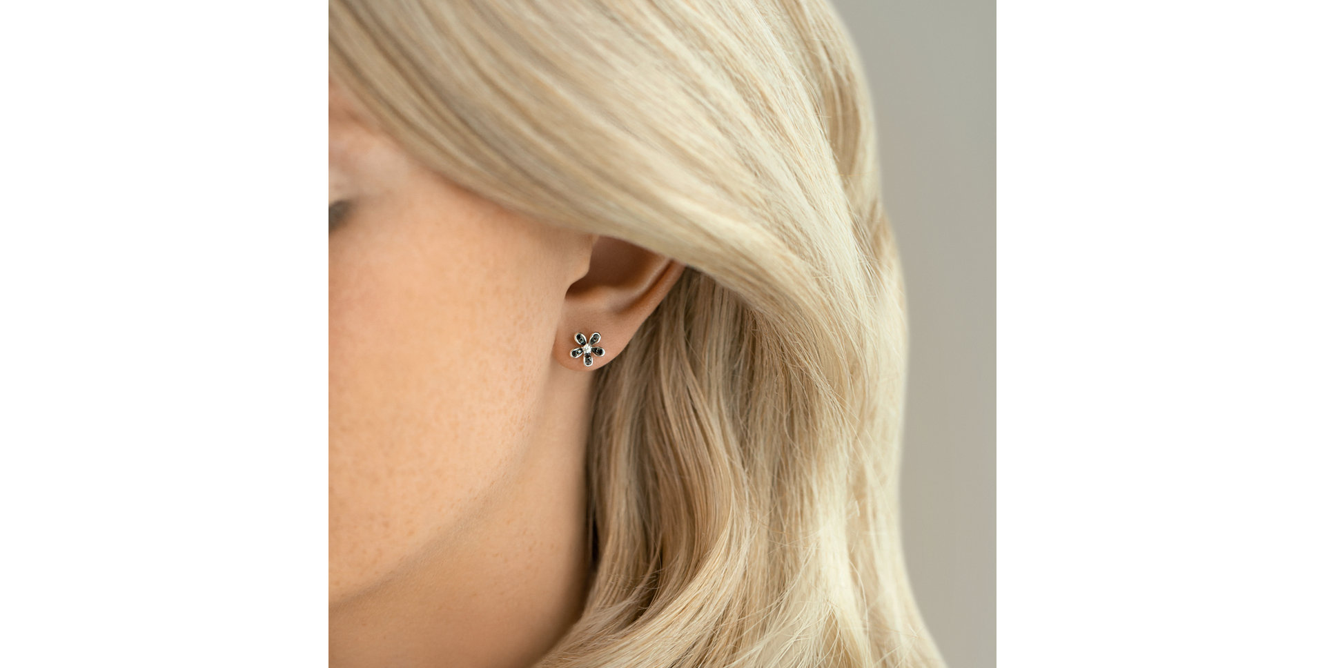 Náušnice s černými a bílými diamanty Dark Petals