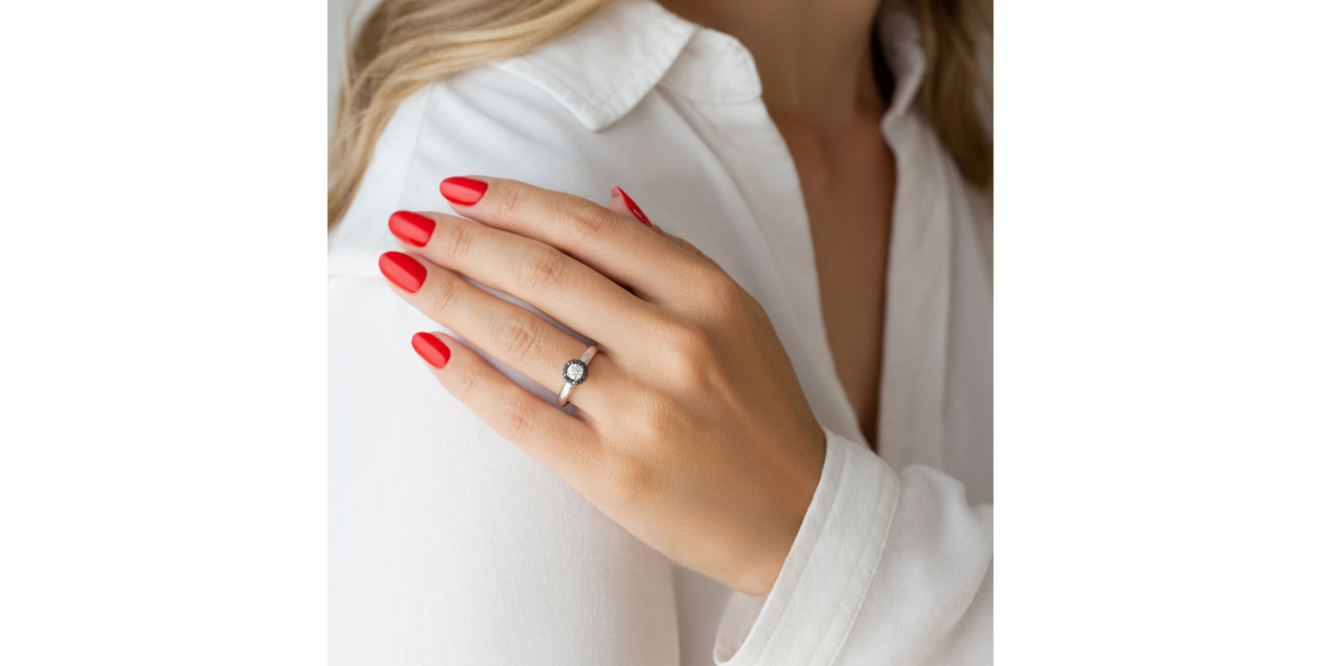 Prsten s bílými a černými diamanty Light in Darkness