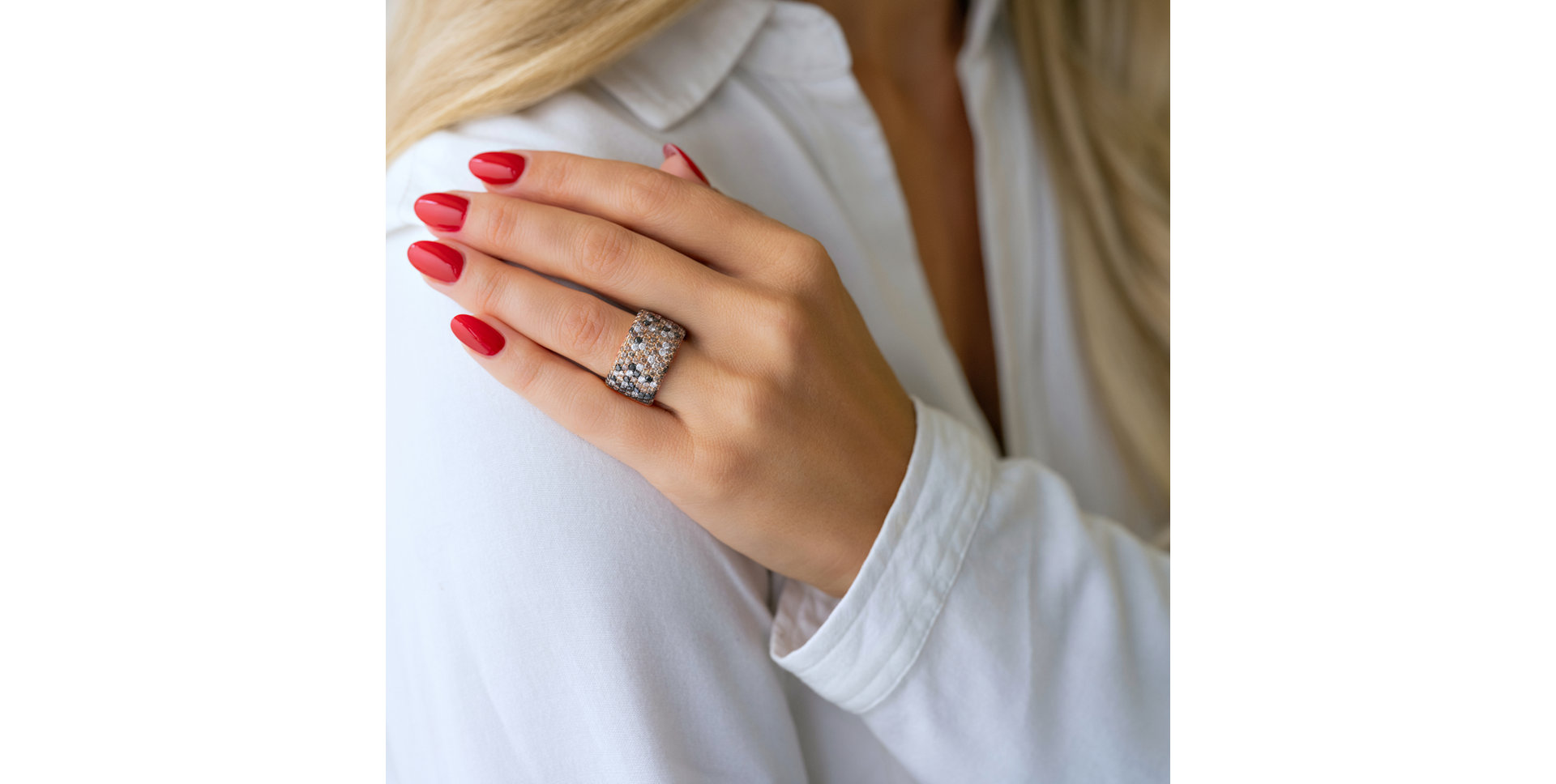 Prsten s bílými, hnědými a černými diamanty Betsy