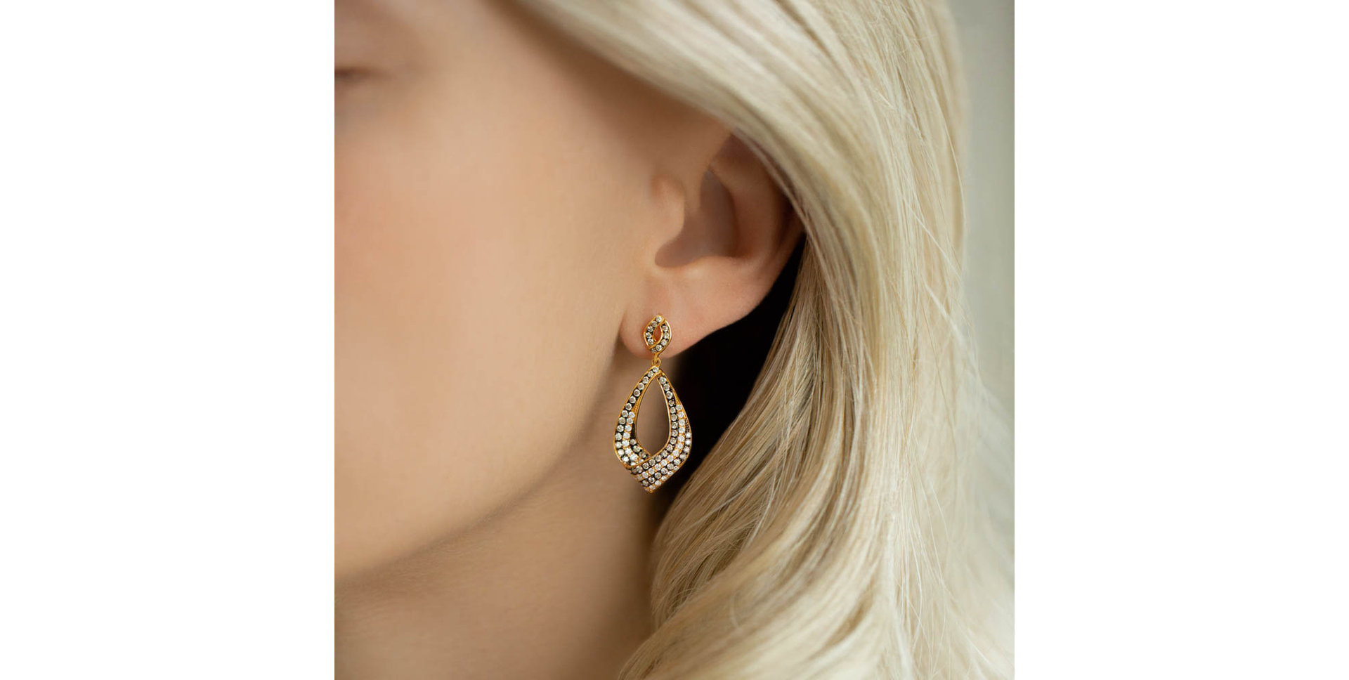 Náušnice s bílými a hnědými diamanty Touch of Miracle