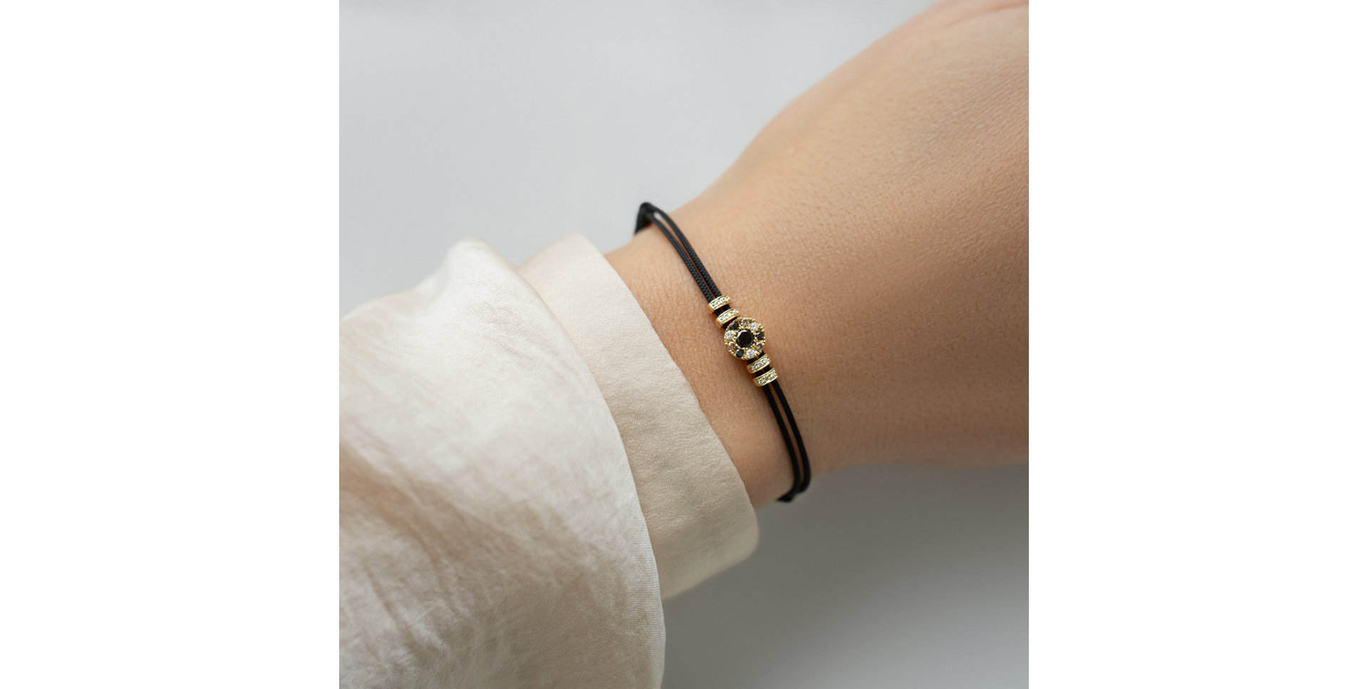 Náramek s bílými, hnědými a černými diamanty Shamballa