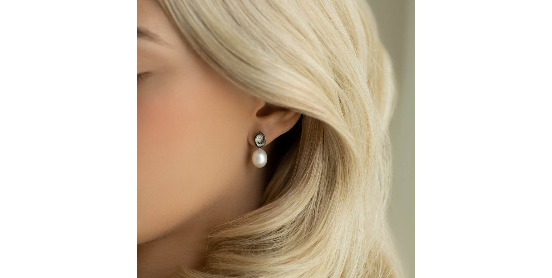 Náušnice s černými a bílými diamanty a perlou Enchanted Tides