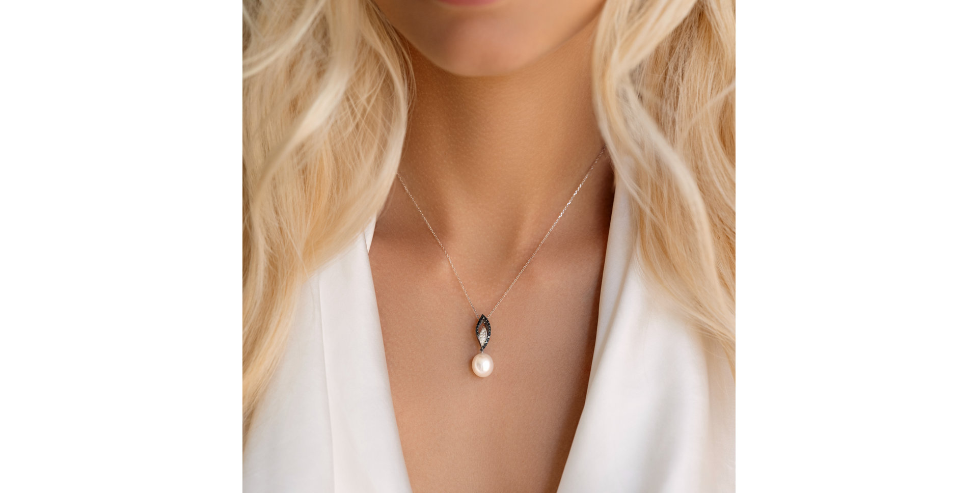 Přívěs s černými a bílými diamanty a perlou Selkie