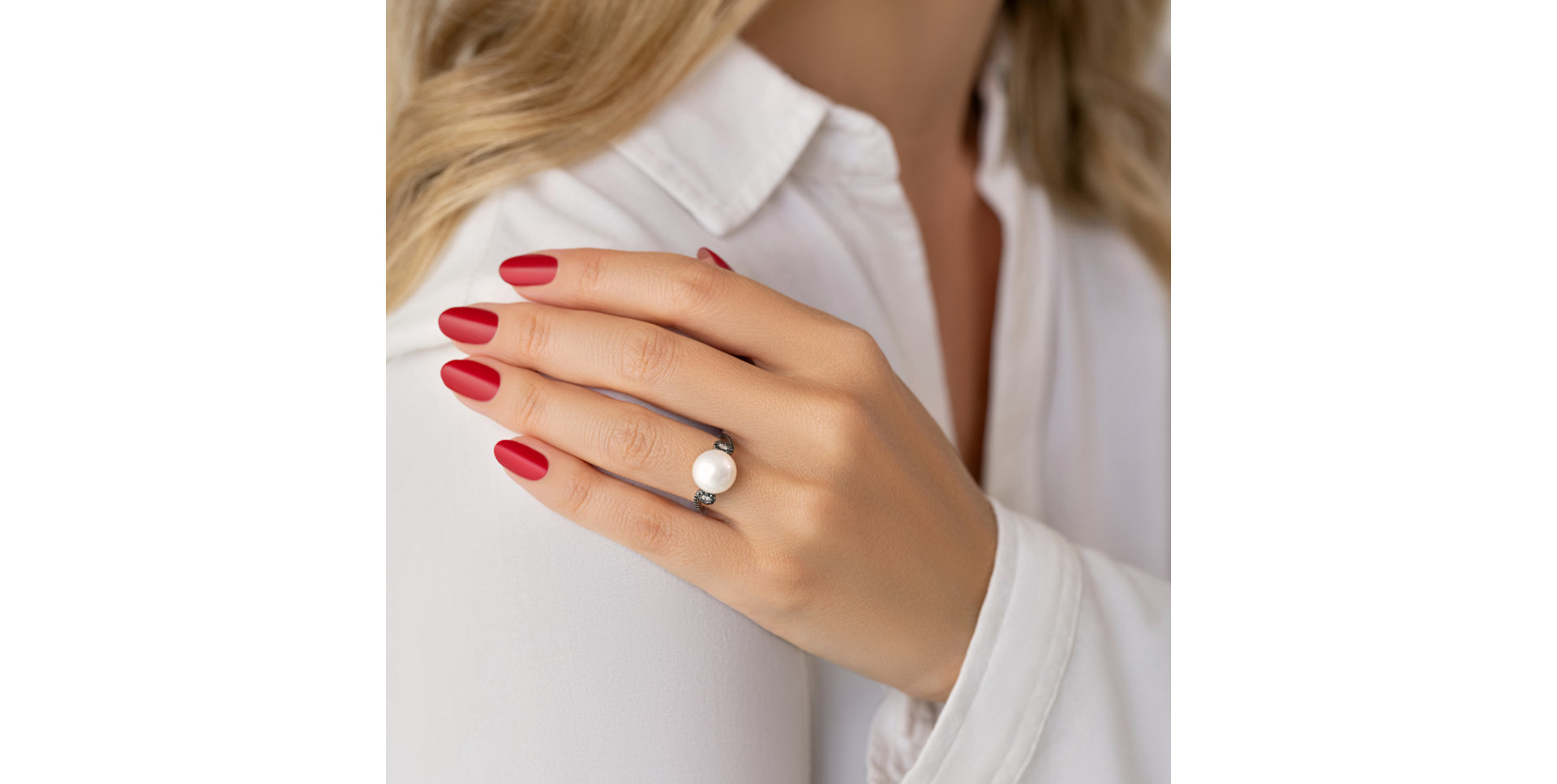 Prsten s černými a bílými diamanty a perlou Oceanus Grace