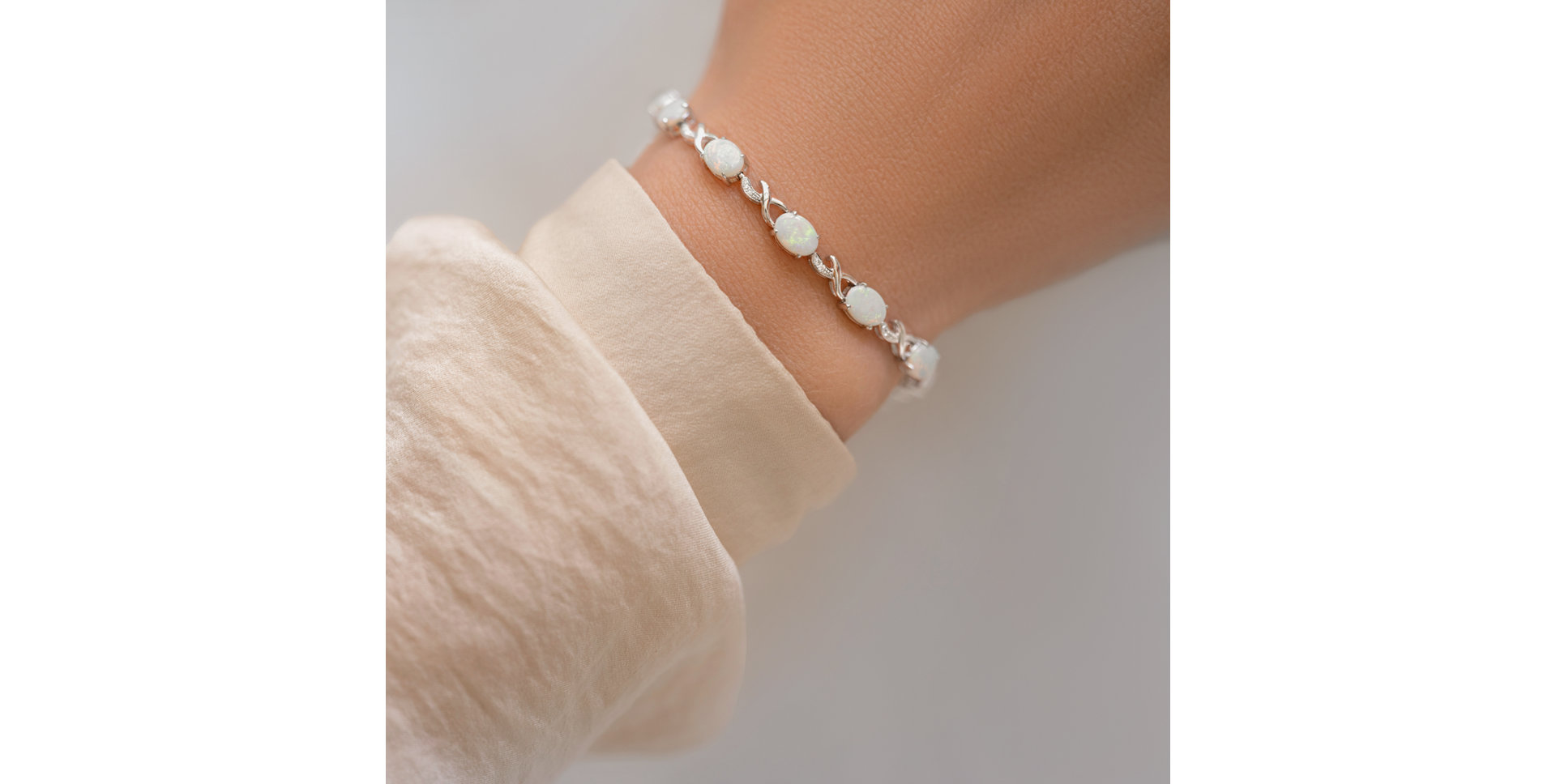 Náramek s diamanty a opály Timeless Elegance