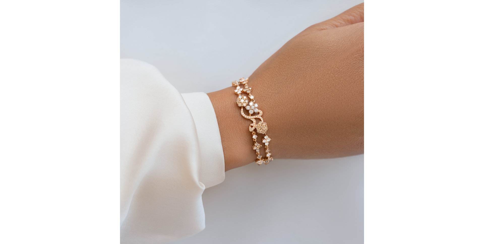 Náramek s bílými a hnědými diamanty Starshine Flowers