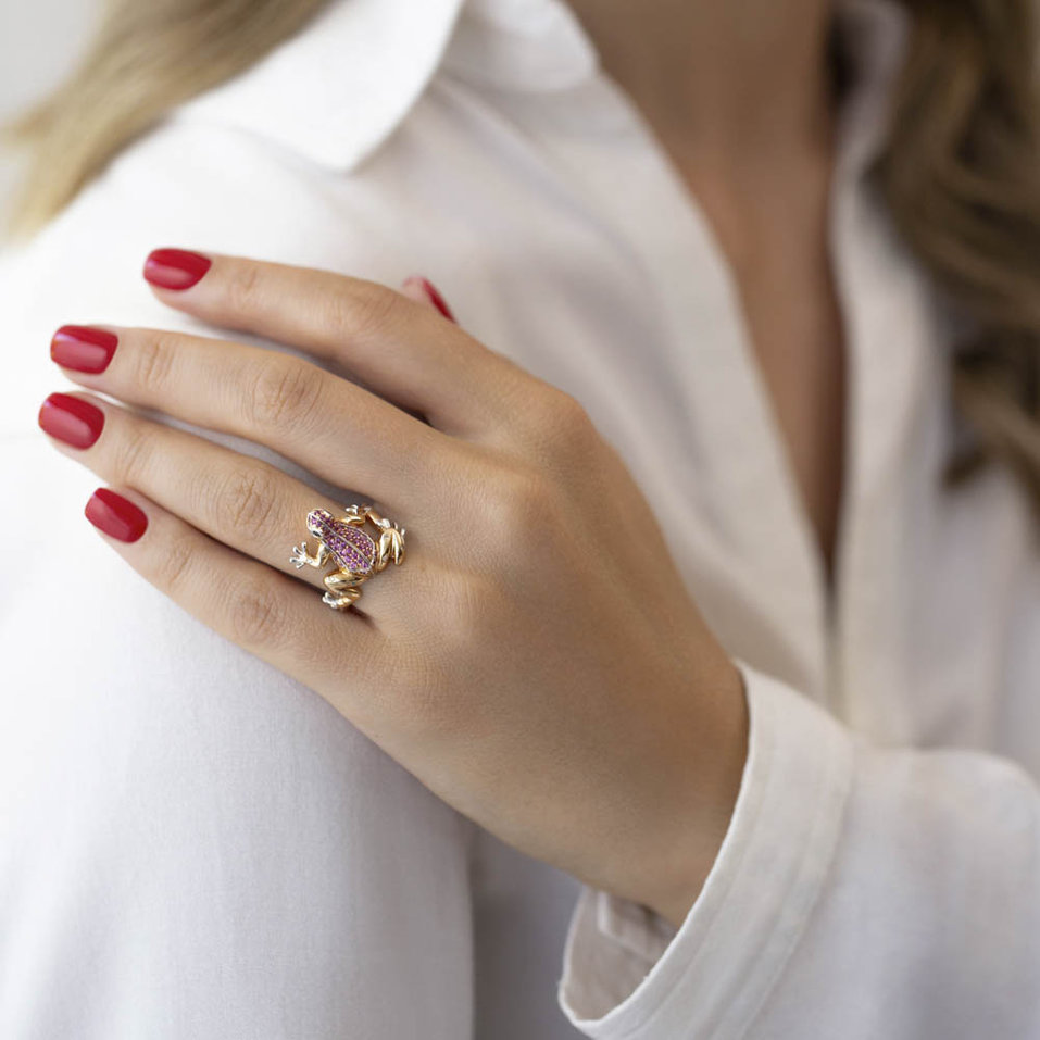 Prsten s hnědými diamanty, safíry a granáty Fairytale Frog