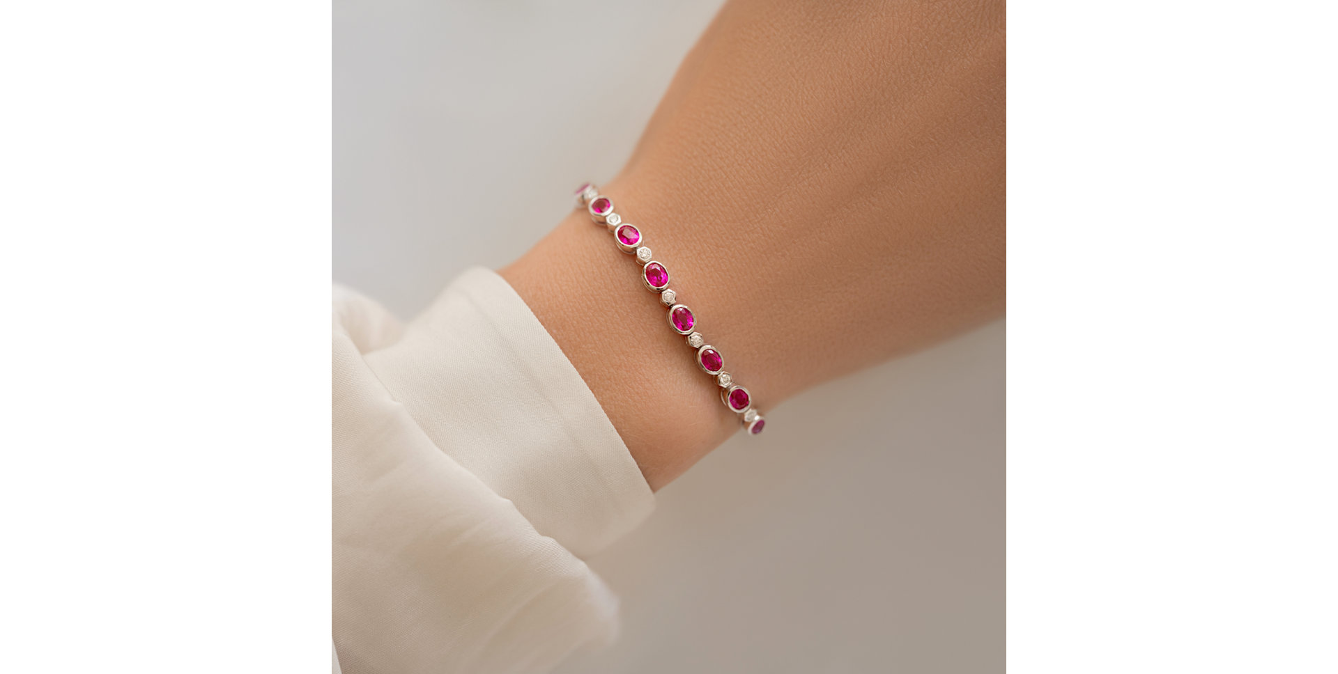 Náramek s diamanty a rubíny Meghan Beauty
